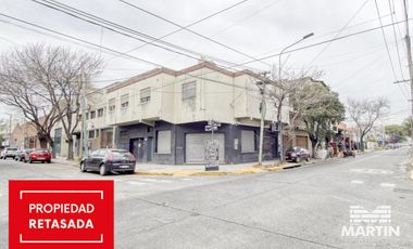 Amplio local con dos baños - Olivos