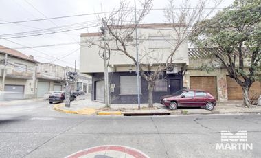 Amplio local con dos baños - Olivos