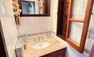 Hermosa casa de 3 dormitorios en Raco, terreno de 1.4 hectáreas con cancha de tenis, apta crédito