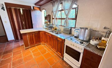 Hermosa casa de 3 dormitorios en Raco, terreno de 1.4 hectáreas con cancha de tenis, apta crédito