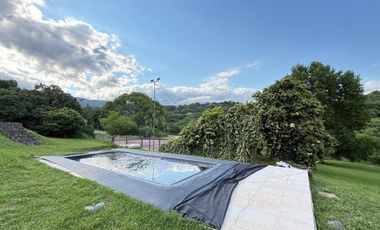 Hermosa casa de 3 dormitorios en Raco, terreno de 1.4 hectáreas con cancha de tenis, apta crédito