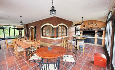 Hermosa casa de 3 dormitorios en Raco, terreno de 1.4 hectáreas con cancha de tenis, apta crédito