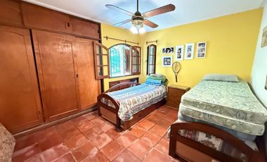 Hermosa casa de 3 dormitorios en Raco, terreno de 1.4 hectáreas con cancha de tenis, apta crédito