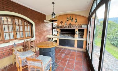 Hermosa casa de 3 dormitorios en Raco, terreno de 1.4 hectáreas con cancha de tenis, apta crédito