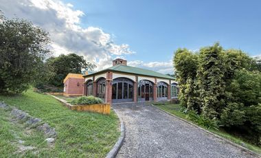 Hermosa casa de 3 dormitorios en Raco, terreno de 1.4 hectáreas con cancha de tenis, apta crédito