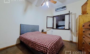 Casa 4 ambientes con cochera cubierta patio y terraza