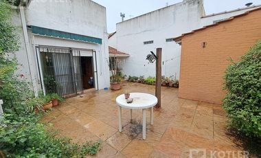 Casa 4 ambientes con cochera cubierta patio y terraza