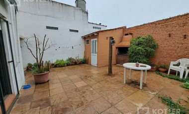 Casa 4 ambientes con cochera cubierta patio y terraza