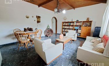 Casa 4 ambientes con cochera cubierta patio y terraza