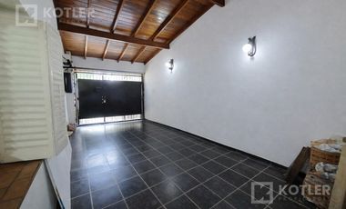 Casa 4 ambientes con cochera cubierta patio y terraza