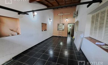 Casa 4 ambientes con cochera cubierta patio y terraza