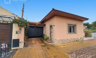 Casa 4 ambientes con cochera cubierta patio y terraza