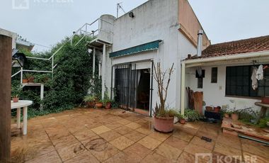 Casa 4 ambientes con cochera cubierta patio y terraza