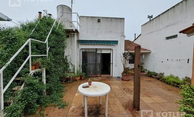 Casa 4 ambientes con cochera cubierta patio y terraza