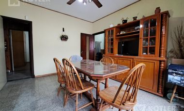 Casa 4 ambientes con cochera cubierta patio y terraza