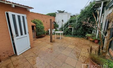 Casa 4 ambientes con cochera cubierta patio y terraza