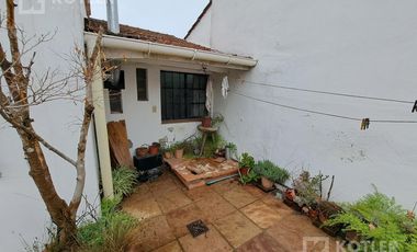 Casa 4 ambientes con cochera cubierta patio y terraza