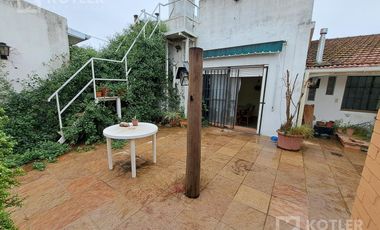 Casa 4 ambientes con cochera cubierta patio y terraza