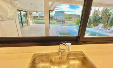 Casa en alquiler en barrio cerrado El Yacht, 4 habitaciones, amarra al agua
