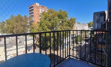 Departamento de 2 Ambientes en Florida Mitre: Luminoso con Balcón y Excelente Estado-En Alquiler.
