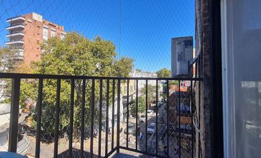 Departamento de 2 Ambientes en Florida Mitre: Luminoso con Balcón y Excelente Estado-En Alquiler.