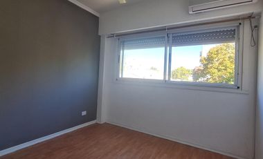 Departamento de 2 Ambientes en Florida Mitre: Luminoso con Balcón y Excelente Estado-En Alquiler.