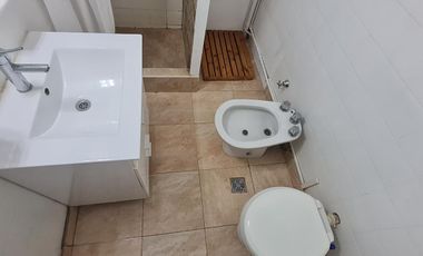 Departamento de 2 Ambientes en Florida Mitre: Luminoso con Balcón y Excelente Estado-En Alquiler.