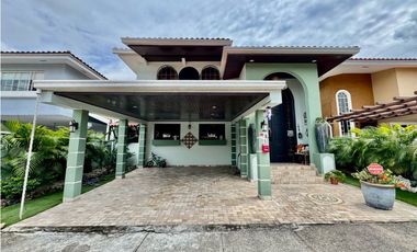 VENTA CASA BRISAS DEL GOLF CON PISCINA (EC)