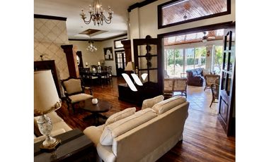 SE VENDE EXCLUSIVA RESIDENCIA EN URB. LAS PERLAS - DAVID, CHIRIQU