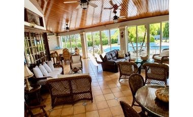 SE VENDE EXCLUSIVA RESIDENCIA EN URB. LAS PERLAS - DAVID, CHIRIQU