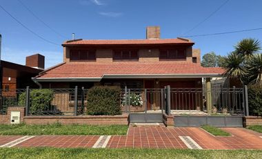VENTA CASA 4 DORMITORIOS PILETA CLIMATIZADA PILAR