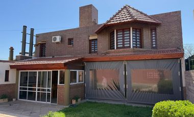 VENTA CASA 4 DORMITORIOS PILETA CLIMATIZADA PILAR