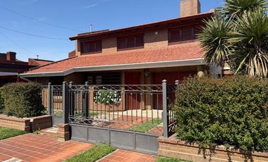 VENTA CASA 4 DORMITORIOS PILETA CLIMATIZADA PILAR