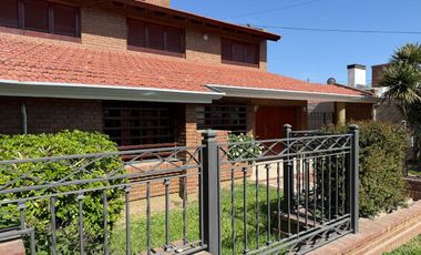 VENTA CASA 4 DORMITORIOS PILETA CLIMATIZADA PILAR