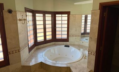 VENTA CASA 4 DORMITORIOS PILETA CLIMATIZADA PILAR