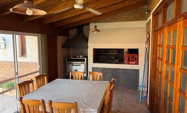 VENTA CASA 4 DORMITORIOS PILETA CLIMATIZADA PILAR