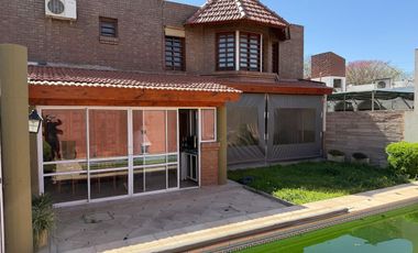 VENTA CASA 4 DORMITORIOS PILETA CLIMATIZADA PILAR