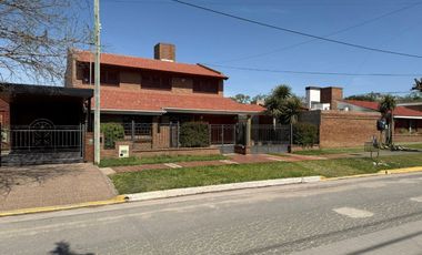 VENTA CASA 4 DORMITORIOS PILETA CLIMATIZADA PILAR