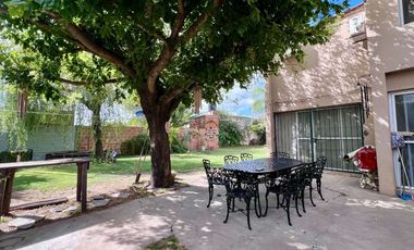 CASA EN VENTA LOBOS 3 DORMITORIOS PARQUE COCHERA