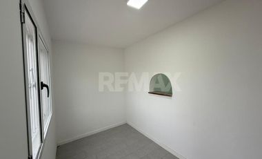 ALQUILER Galpon 200 m2 con 2 oficinas y recepcion.
