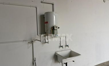 ALQUILER Galpon 200 m2 con 2 oficinas y recepcion.