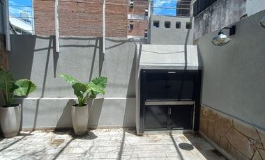 Interno sobre Peatonal, 2 Dorm, 2 baños y patio
