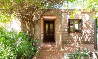 CASA EN VENTA CITY BELL 4 DORMITORIOS PILETA