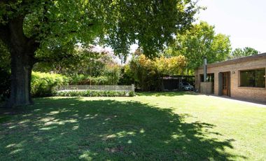 CASA EN VENTA CITY BELL 4 DORMITORIOS PILETA
