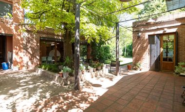 CASA EN VENTA CITY BELL 4 DORMITORIOS PILETA