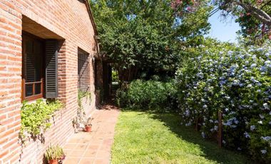 CASA EN VENTA CITY BELL 4 DORMITORIOS PILETA