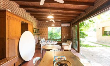 CASA EN VENTA CITY BELL 4 DORMITORIOS PILETA