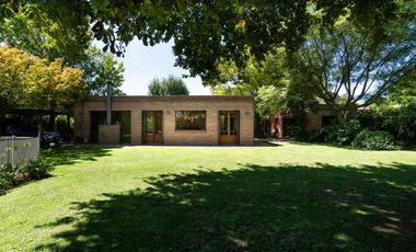 CASA EN VENTA CITY BELL 4 DORMITORIOS PILETA