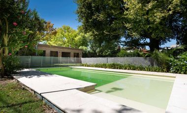 CASA EN VENTA CITY BELL 4 DORMITORIOS PILETA