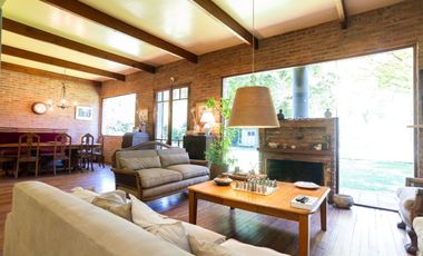 CASA EN VENTA CITY BELL 4 DORMITORIOS PILETA